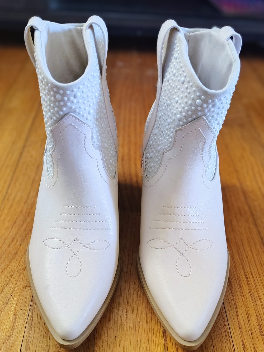 Qupid Sz 7.5 Women’s Cream Embellished Western Ankle Boots
